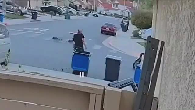 Video - Clip: Nam thanh niên vô cớ đấm gục người đàn ông trên phố
