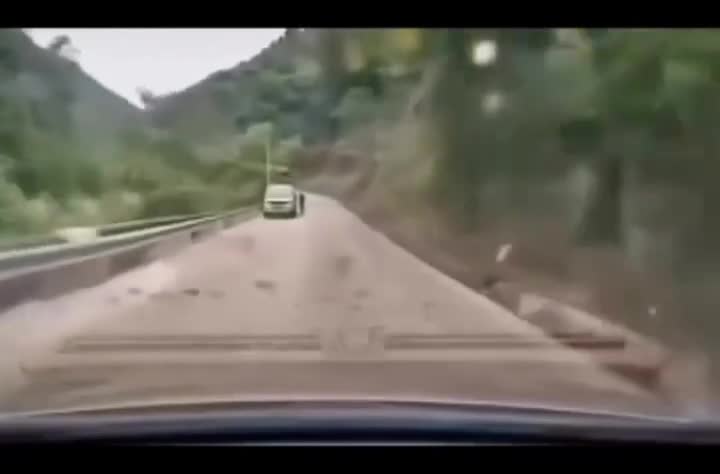 Video - Clip: Xe tải chạy lấn làn, suýt đấu đầu ô tô con trên đường núi