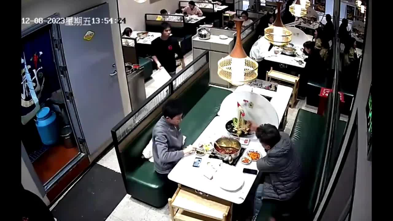 Video - Clip: Đang ngồi ăn, người đàn ông bất ngờ bị chuột rơi trúng đầu