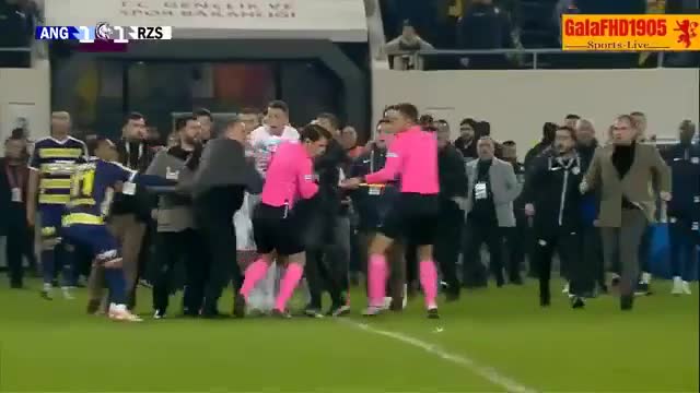 Video - Clip: Chủ tịch CLB bóng đá lao vào sân, đấm gục trọng tài