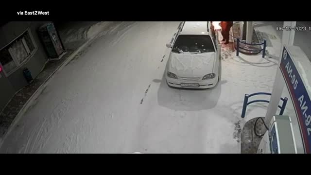 Video - Clip: Dùng bật lửa soi bình xăng, tài xế khiến ô tô bốc cháy