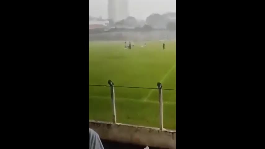 Video - Clip: Đang thi đấu trên sân, cầu thủ 21 tuổi bị sét đánh tử vong