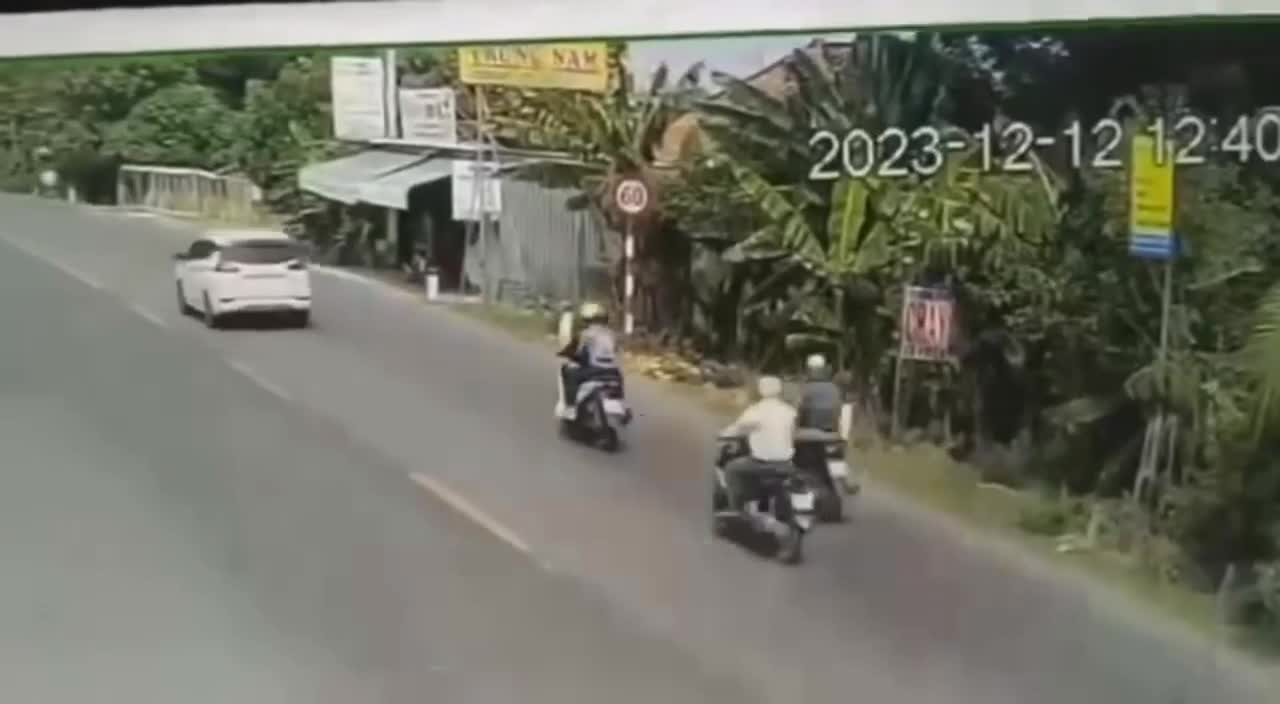 Video - Clip: Nghi vợ ngoại tình, chồng bất ngờ rút dao đâm vợ giữa đường