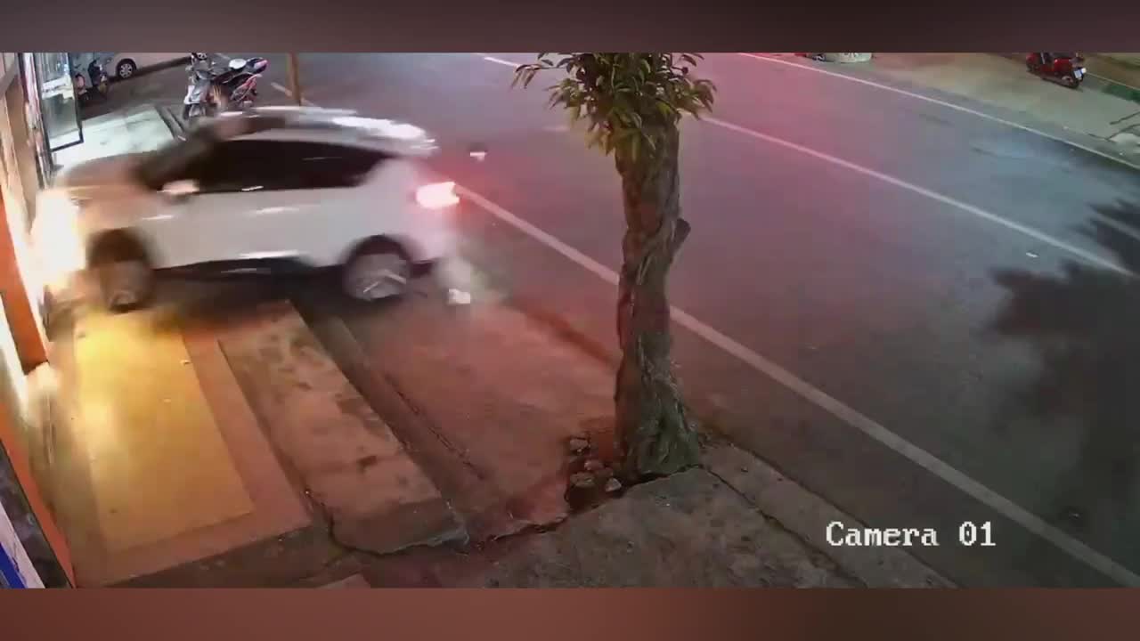 Video - Clip: Tông trúng người giao hàng, đôi nam nữ bỏ chạy khỏi hiện trường
