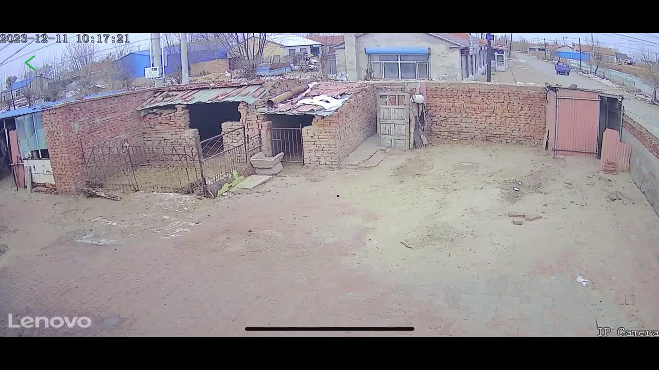 Video - Clip: Ô tô mất lái đâm sập tường rồi lao thẳng vào sân nhà dân
