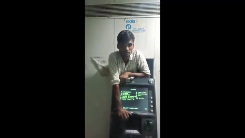 Video - Clip: Đi trộm tiền, tên trộm bất ngờ mắc kẹt trong máy ATM