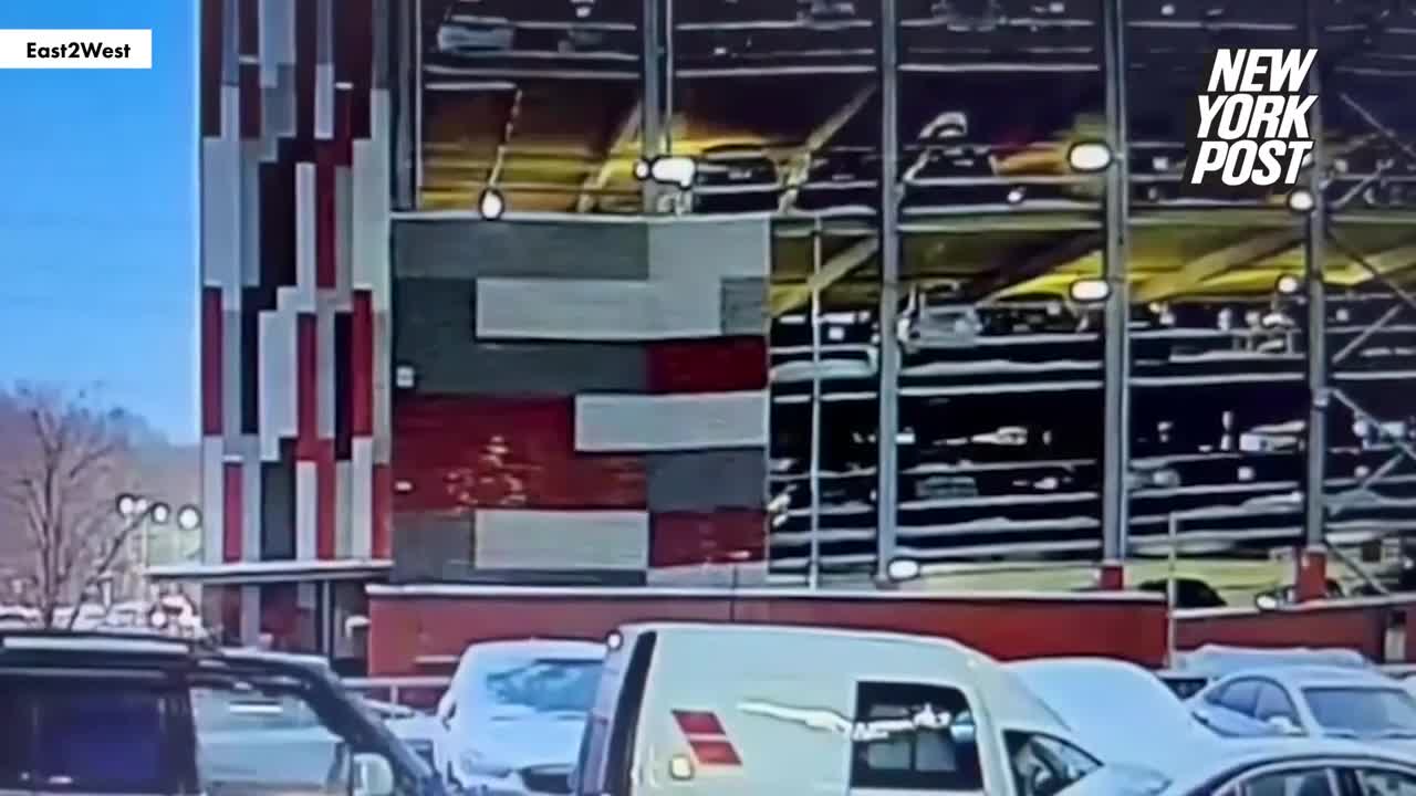 Video - Clip: Ô tô đâm bay lan can, lao từ trên tầng 4 bãi đỗ xe xuống đất