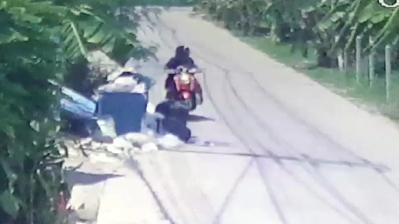 Video - Thấy túi bóng đen vứt ở thùng rác, công nhân vệ sinh liền báo cảnh sát