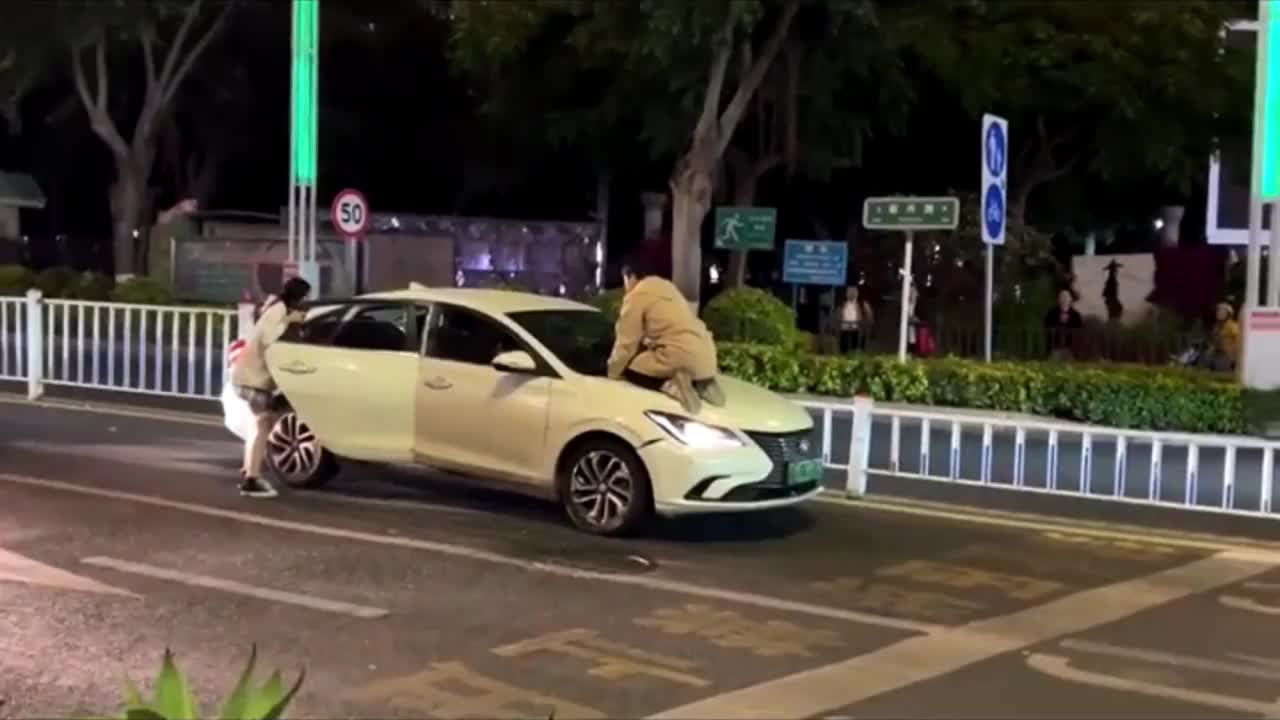 Video - Clip: Đôi nam nữ chặn xe ô tô, đòi tài xế trả lại điện thoại để quên