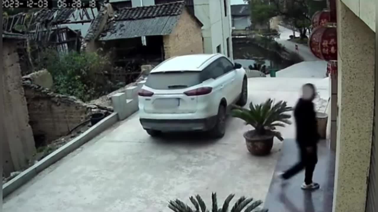 Video - Clip: Quên kéo phanh tay, tài xế khiến ô tô lao thẳng xuống ao