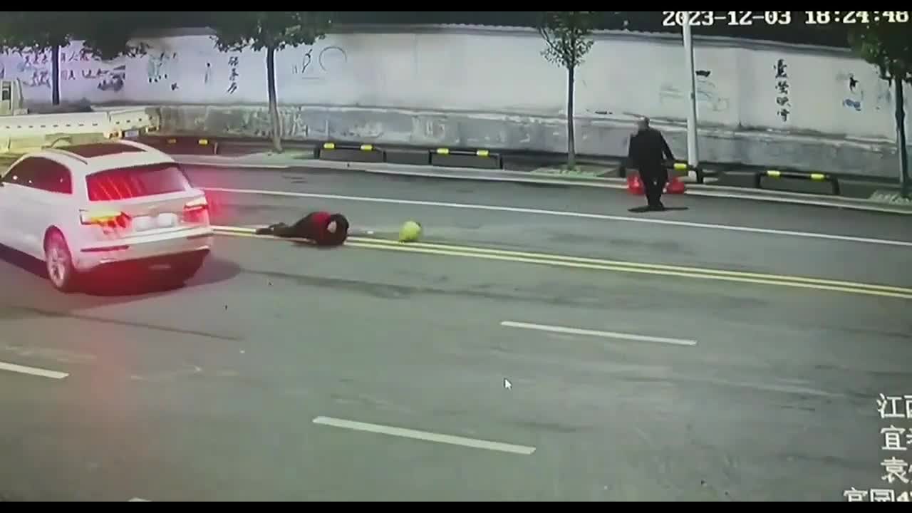 Video - Clip: Người đàn ông đi xe máy bị 2 ô tô tông trúng trong vòng 14 giây