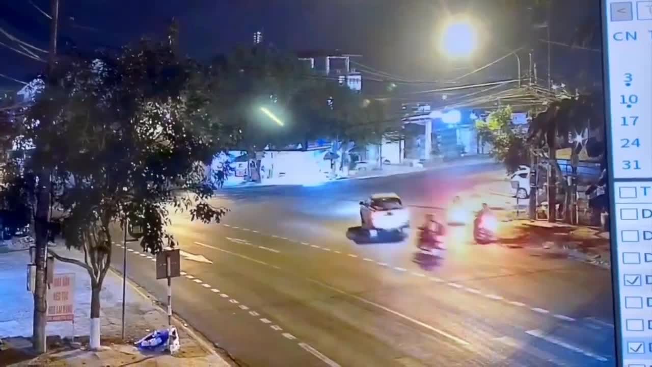 Video - Clip: Ô tô mất lái khi vào cua, nữ tài xế tông sập mái hiên nhà dân
