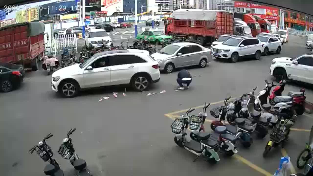 Video - Clip: Thấy tiền bay tung tóe khắp đường, dân vội vàng lao ra nhặt