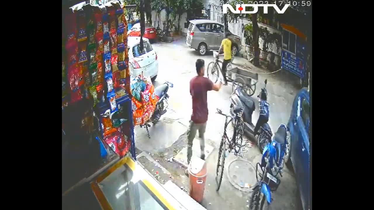 Video - Clip: Cảnh sát tung cước hạ gục hai tên cướp đang phóng xe bỏ chạy
