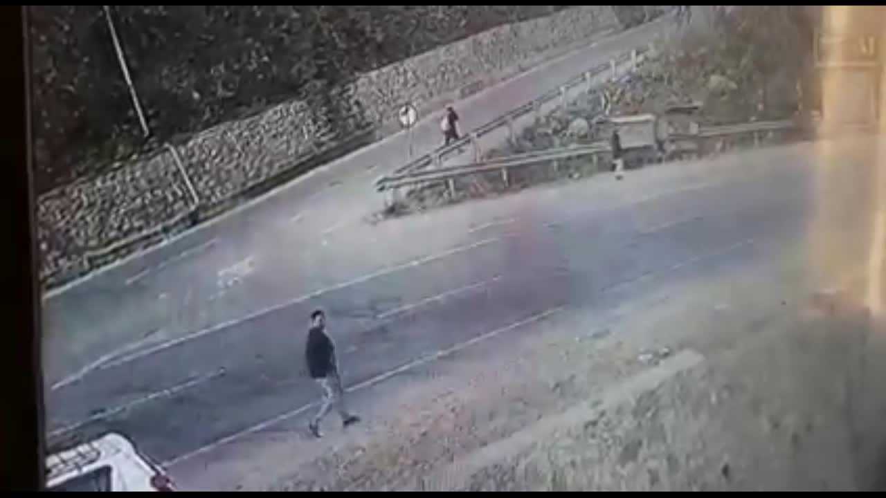Video - Clip: Ô tô lật nghiêng trượt trên đường, suýt đâm trúng người đi bộ