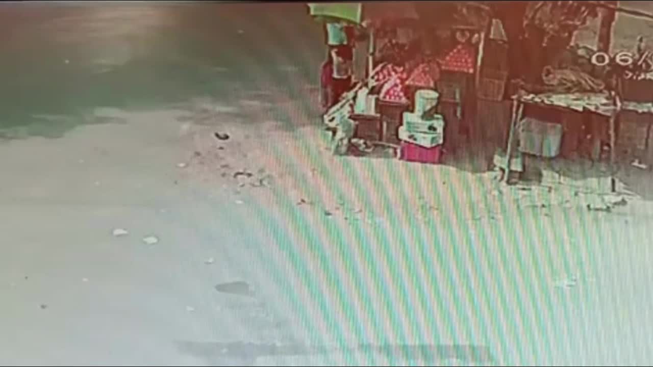 Video - Clip: Máy kéo lao vào cửa hàng hoa quả, cha vội kéo con tháo chạy