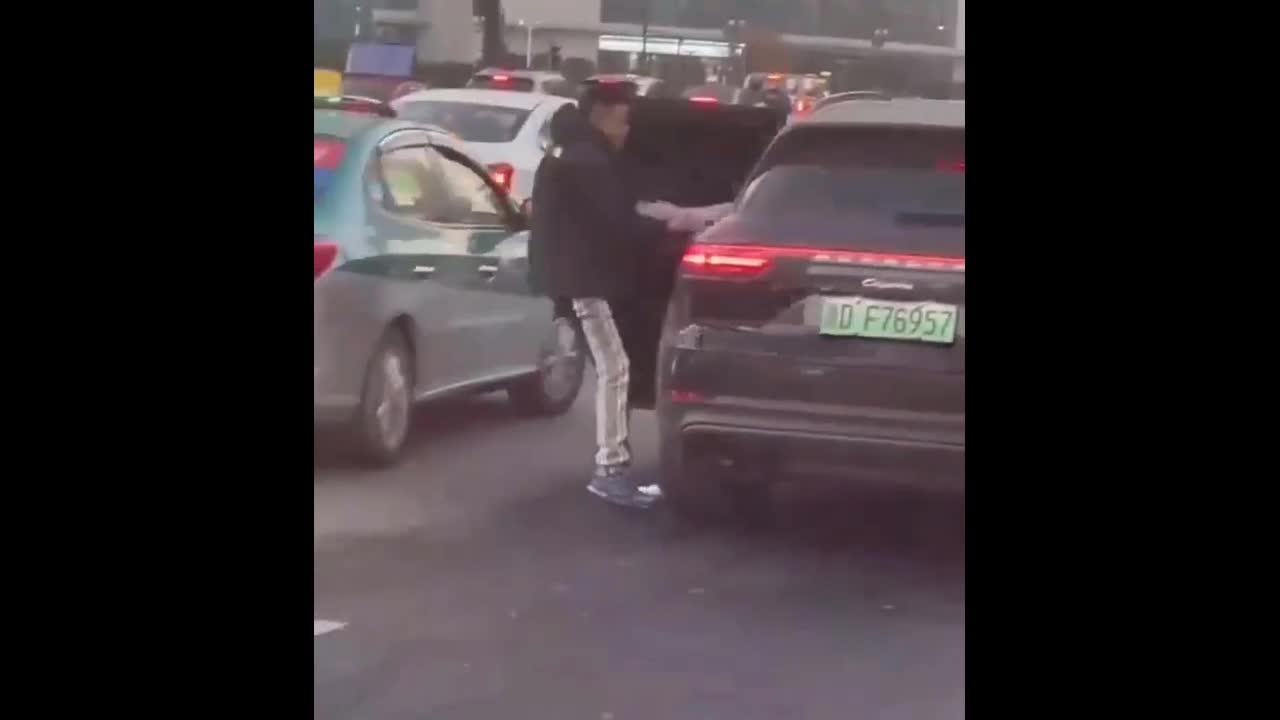 Video - Chồng nổi điên kéo vợ khỏi xe, bỏ mặc con trai đứng khóc giữa đường