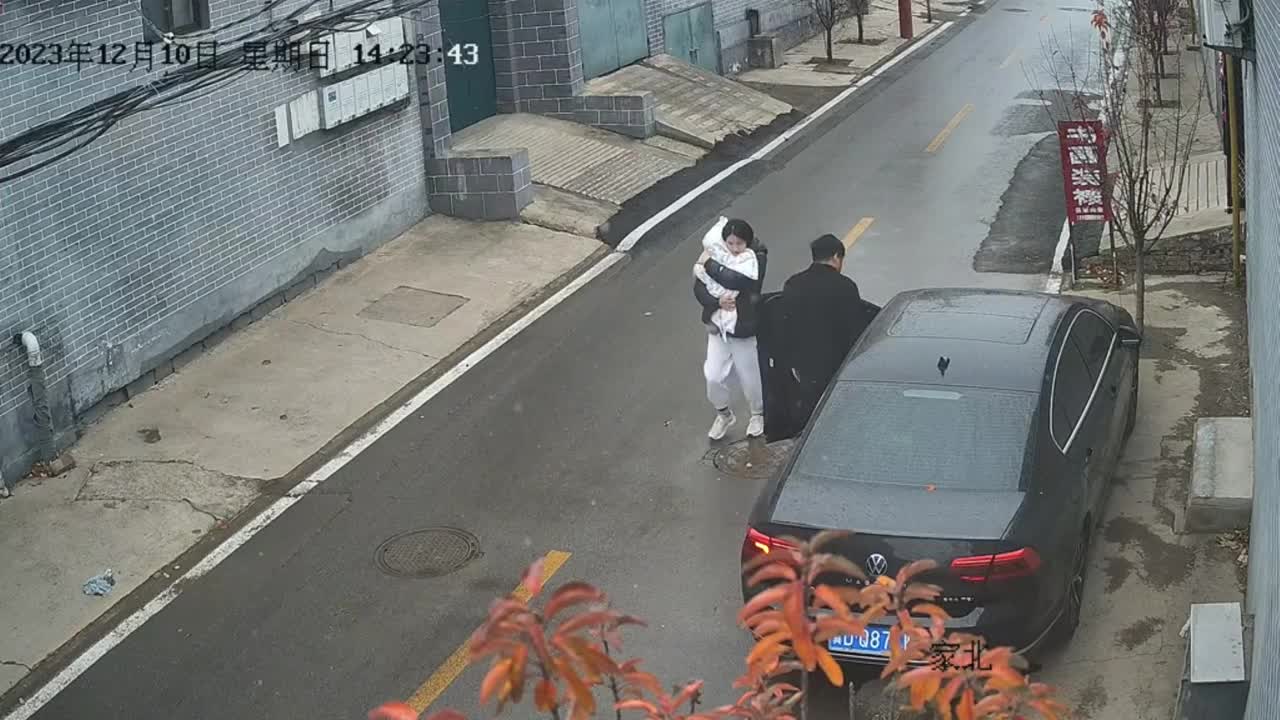 Video - Clip: Bị chồng bỏ quên trên đường, người vợ có hành động bất ngờ