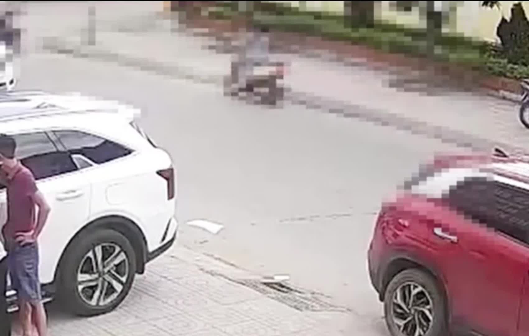 Video - Clip: Nghi đạp nhầm chân ga, nữ tài xế đâm loạn xạ nhiều xe trên đường