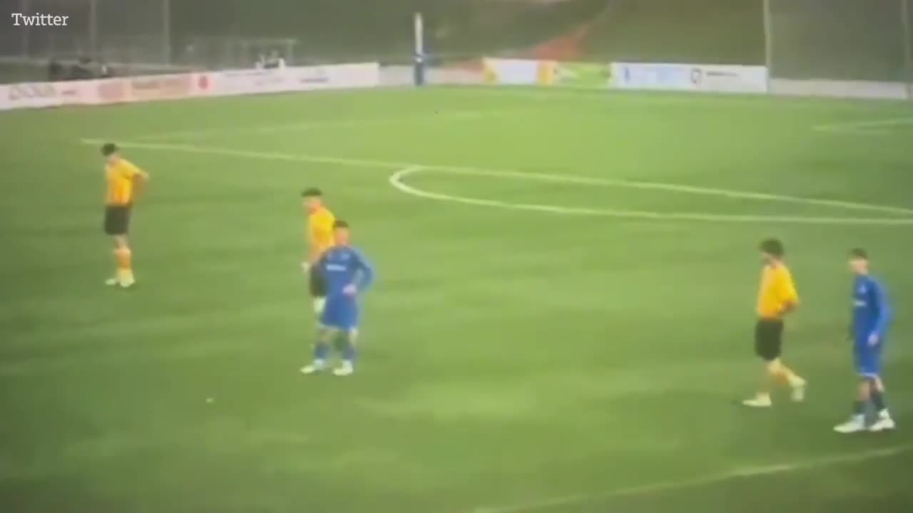 Video - Clip: Cầu thủ 'tung cước' đạp đối thủ trên sân và cái kết khó tin