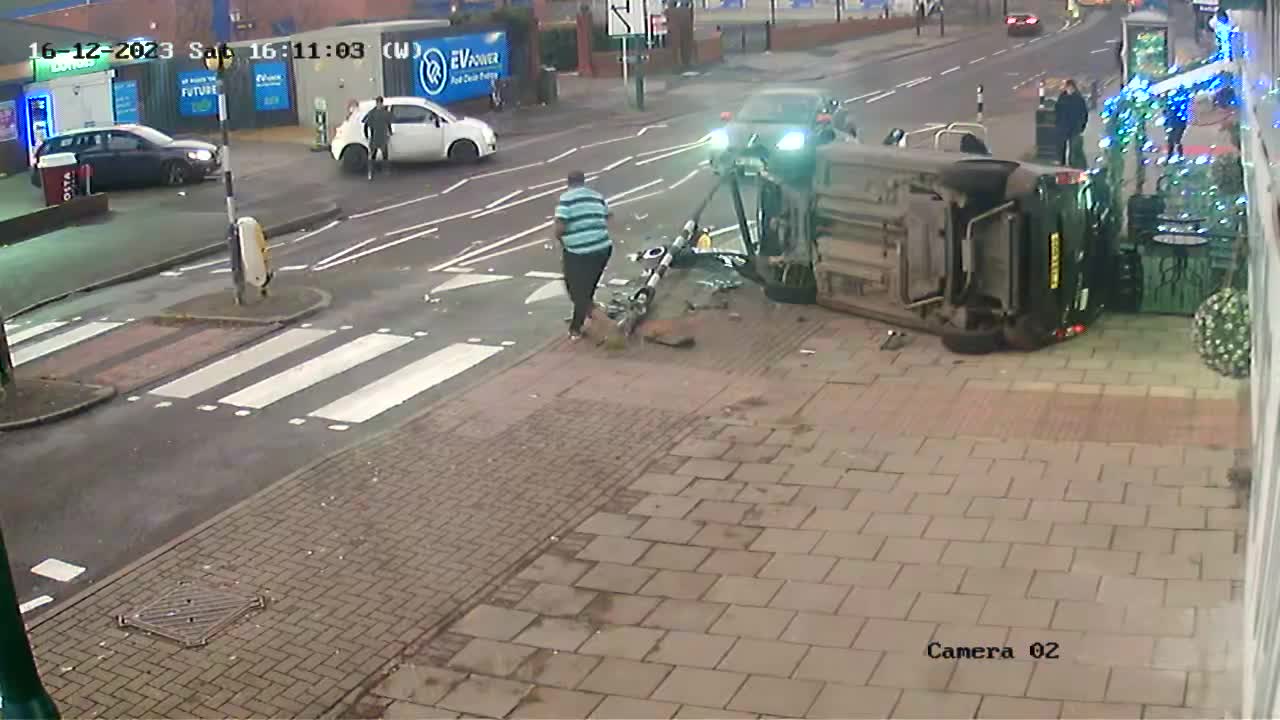 Video - Clip: Ô tô lật nghiêng đè trúng 2 mẹ con đi bộ và cái kết bất ngờ
