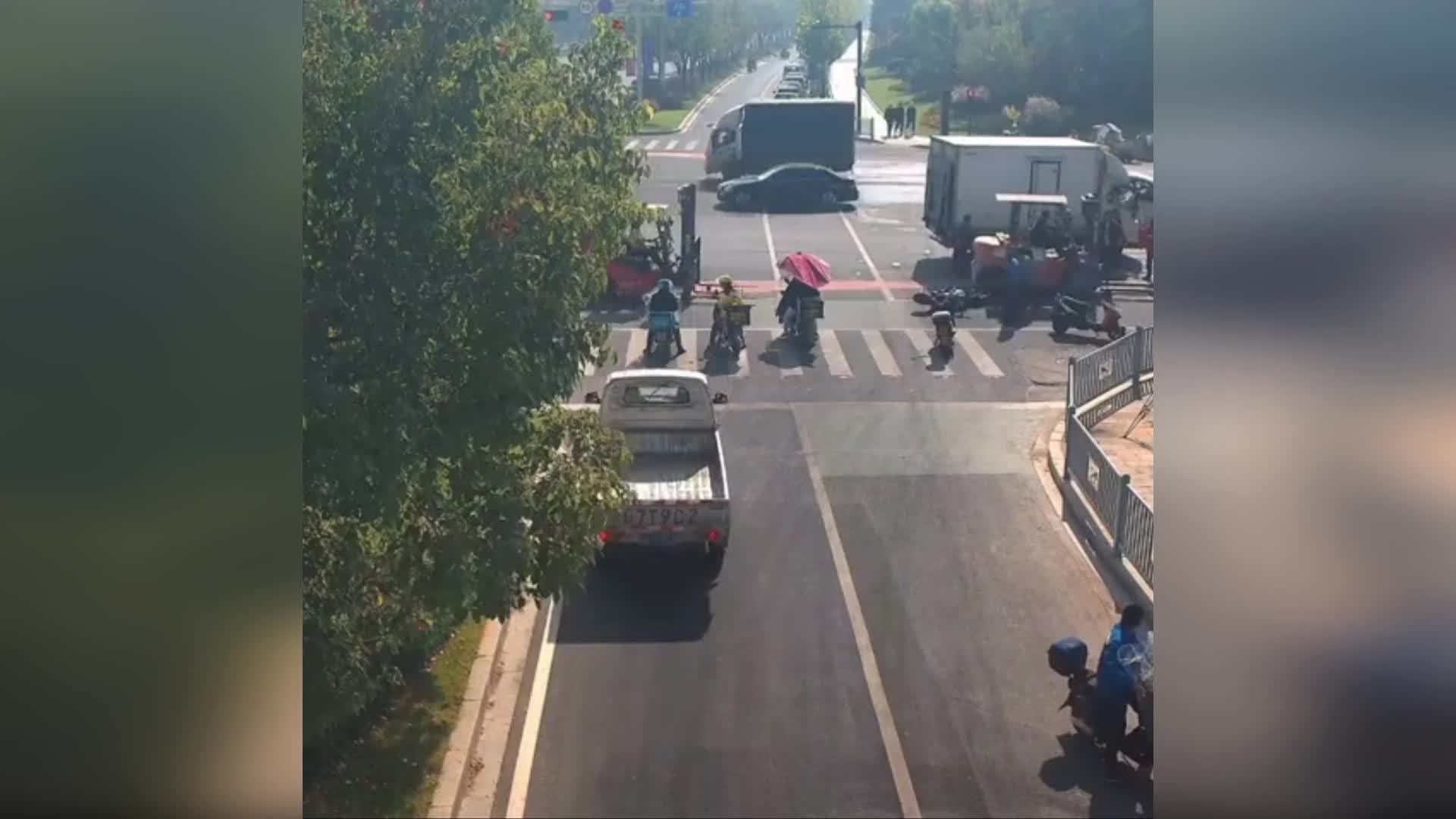 Video - Clip: Trượt ngã sau cú phanh gấp, nam shipper lao vào gầm xe tải