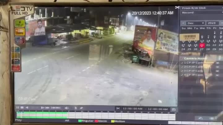 Video - Clip: Va chạm, xe cứu thương tông lật ô tô ngay giữa ngã tư