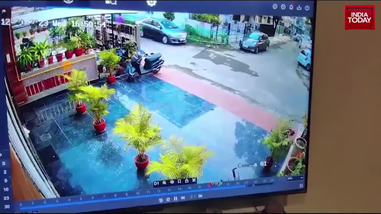 Video - Clip: Bị chó đuổi, hai mẹ con hoảng sợ lao thẳng xe vào nhà dân