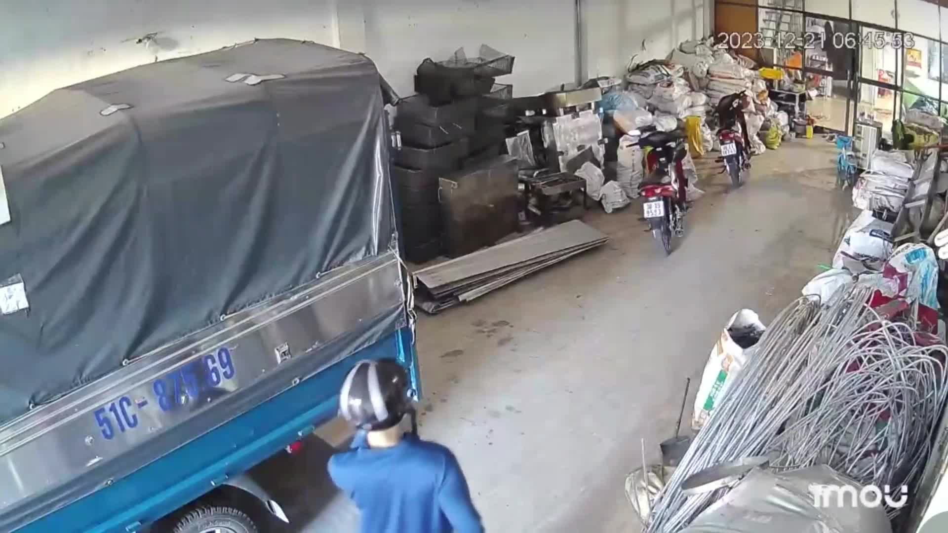 Video - Clip: Táo tợn trộm xe máy, người đàn ông bị dân vây bắt tại trận