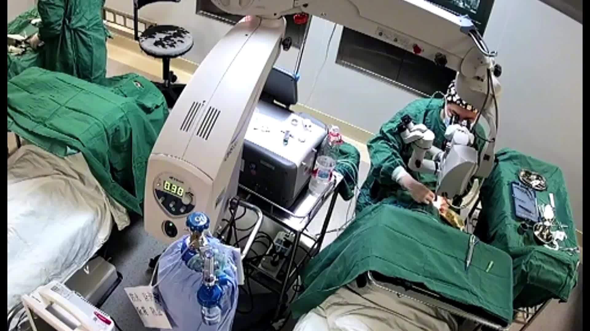 Video - Bác sĩ đấm vào đầu bệnh nhân khi đang phẫu thuật