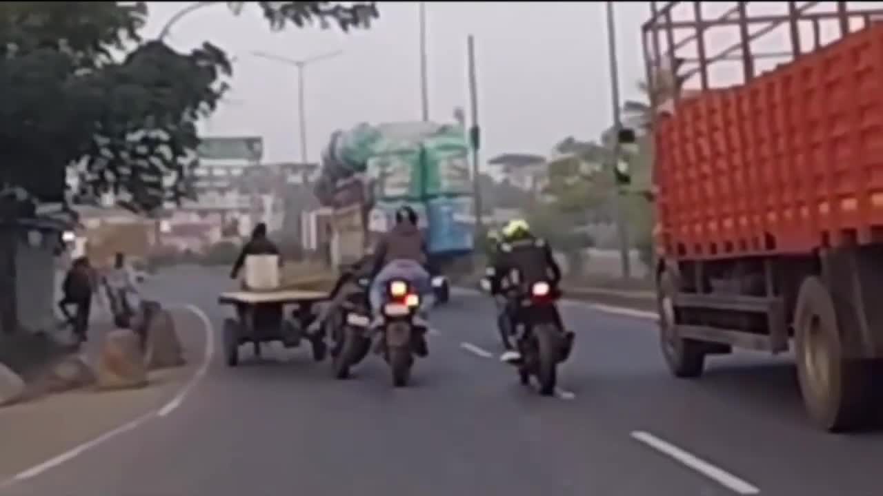 Video - Clip: Đâm vào xe chở tôn, tay lái mô tô khiến 3 người suýt mất mạng