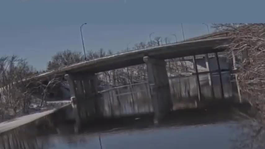 Video - Clip: Xe tải chở thư húc bay lan can rồi lao thẳng xuống sông