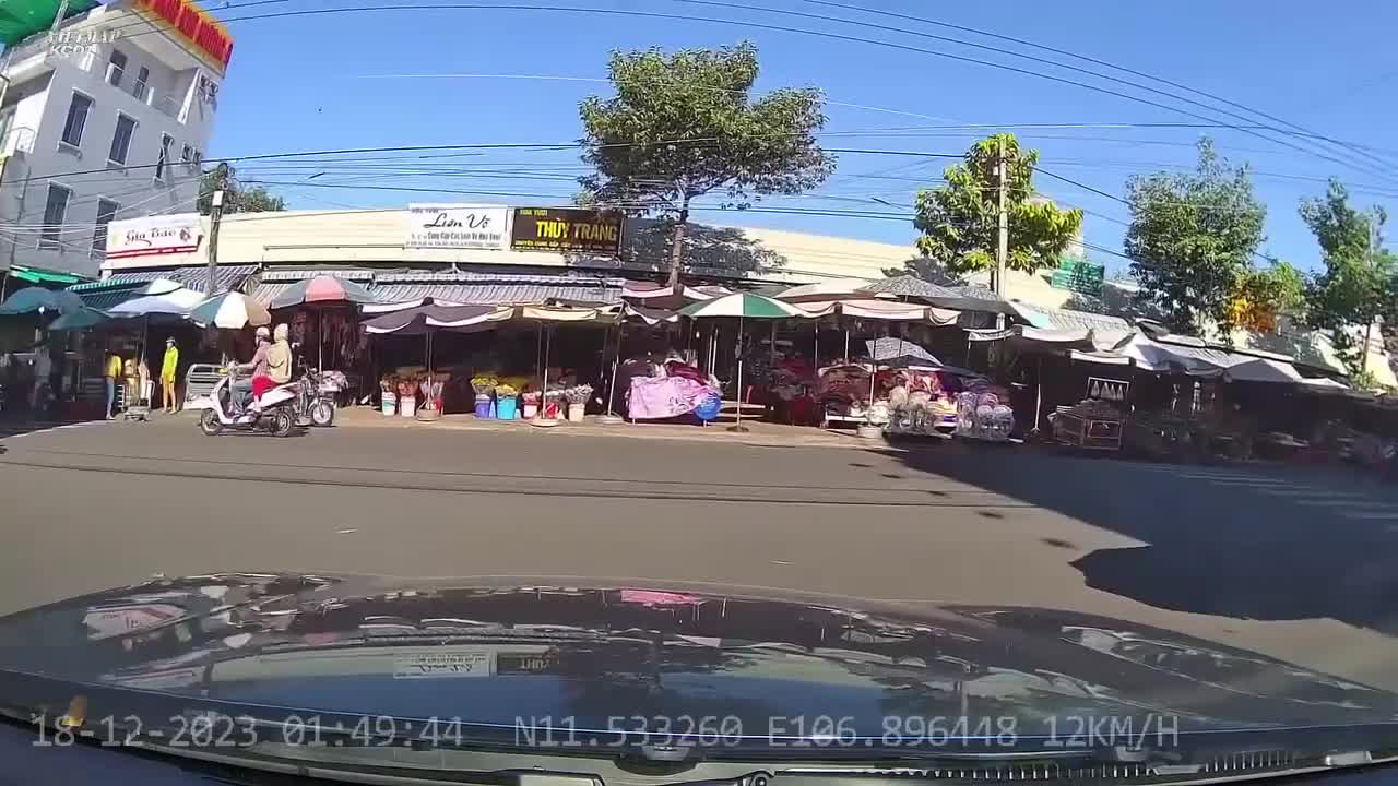 Video - Clip: Nam tài xế bất ngờ dừng xe ô tô giữa đường rồi bỏ đi