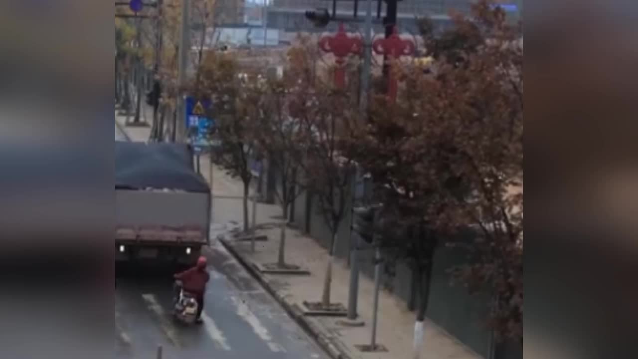 Video - Clip: Xe tải lùi đột ngột, người phụ nữ vứt lại xe máy chạy thoát thân