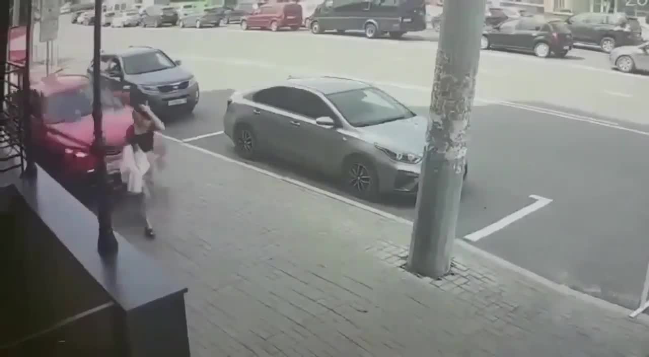 Video - Clip: Nghi nhầm chân ga, tài xế đâm gục người phụ nữ trên vỉa hè