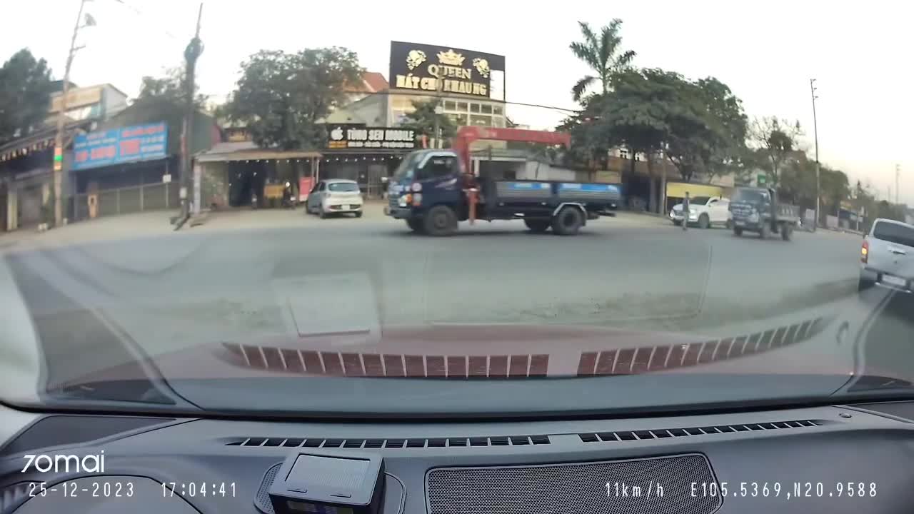 Video - Clip: Chạy sang đường, thanh niên suýt mất mạng trước đầu ô tô