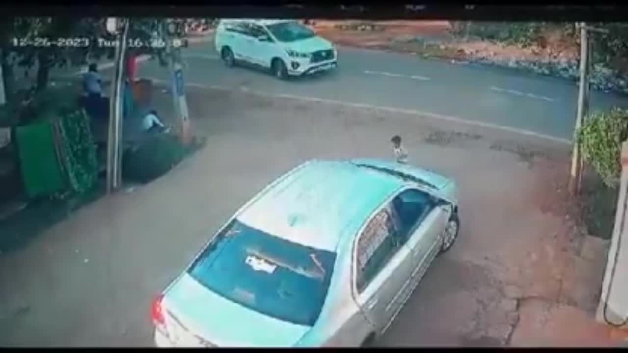 Video - Ô tô vào cua cán bé trai tử vong rồi bỏ chạy khỏi hiện trường
