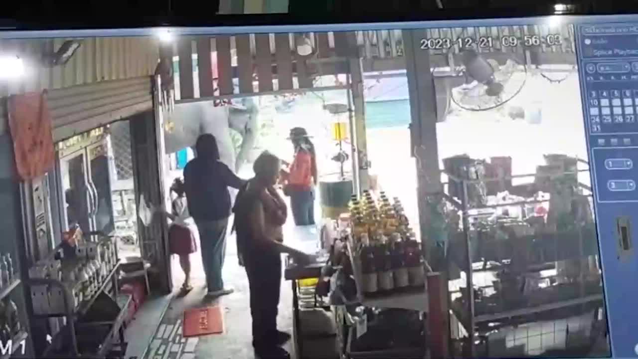 Video - Voi điên cuồng tấn công người phụ nữ, quản tượng lao xuống giải cứu