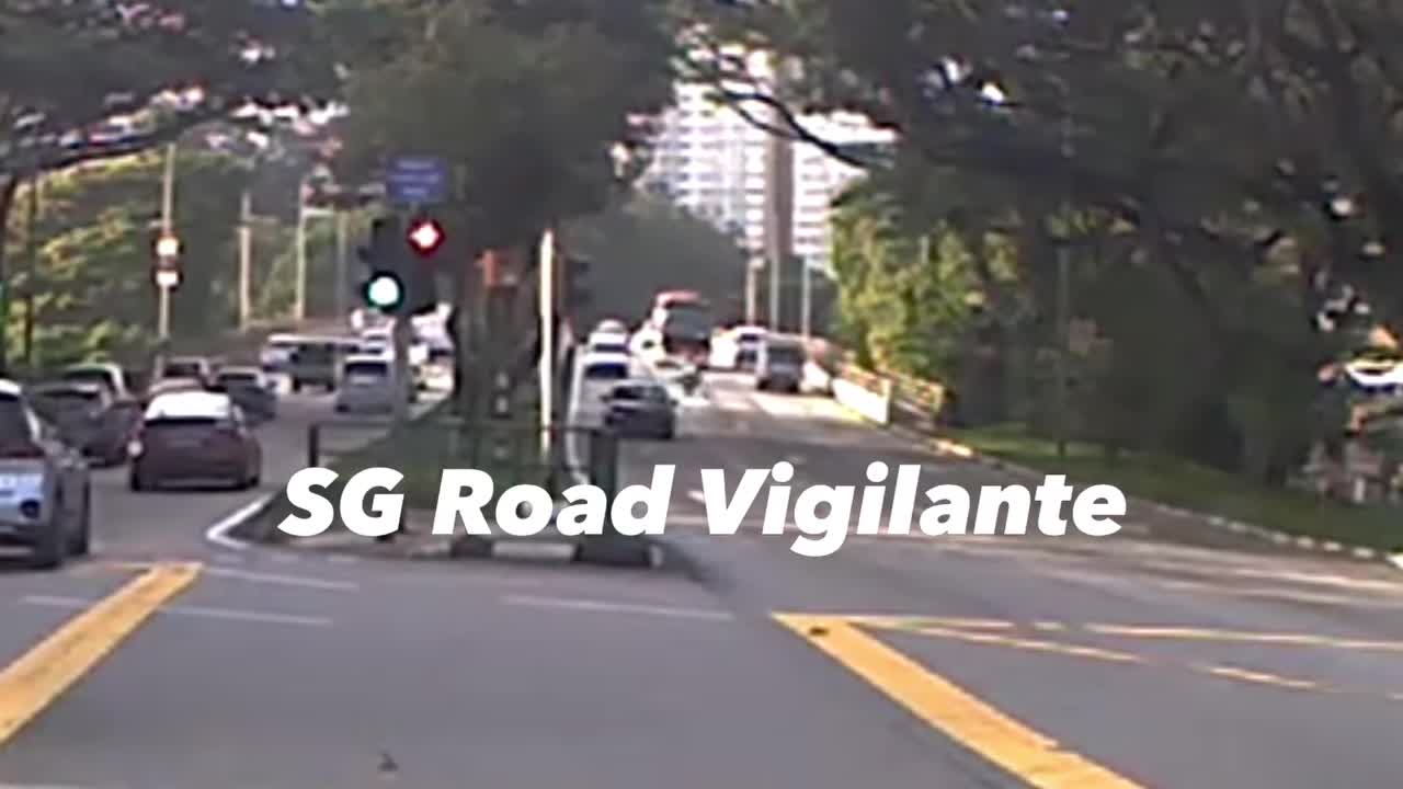 Video - Clip: Phanh gấp, xe máy trượt ngã lao thẳng vào hông xe tải