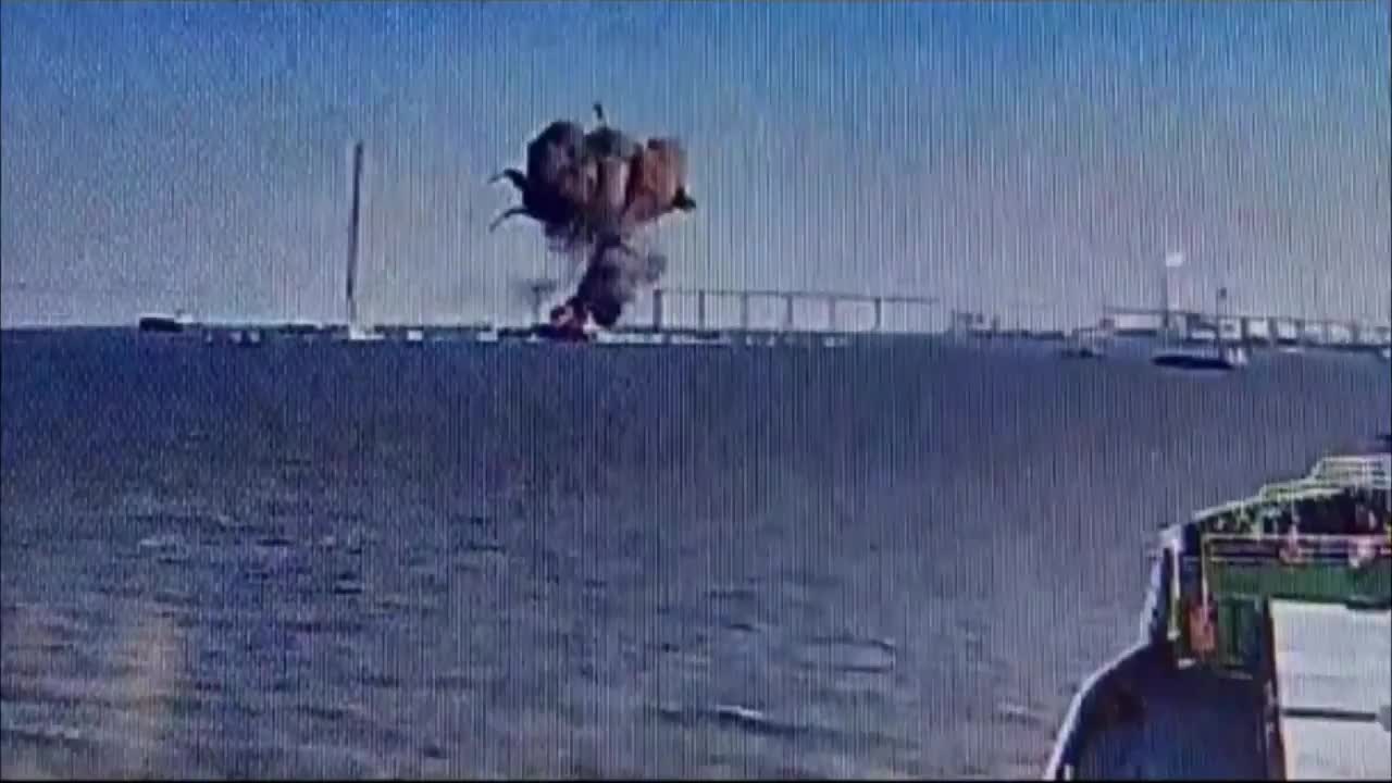 Video - Clip: Tàu chở dầu bất ngờ phát nổ, bốc cháy ngùn ngụt trên sông