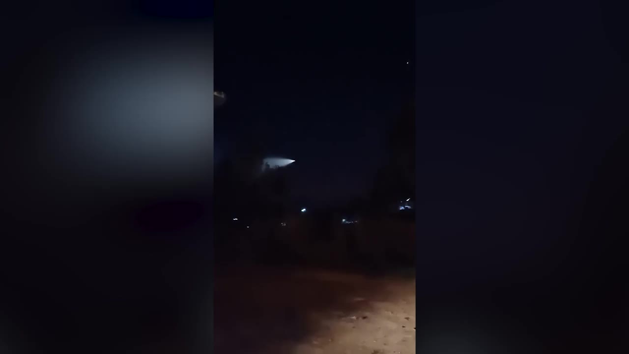 Video - Clip: Ánh sáng kỳ lạ xuất hiện trên bầu trời ở Thái Lan