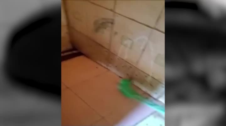 Video - Trường học bắt học sinh dọn nhà vệ sinh, hiệu trưởng bị đình chỉ