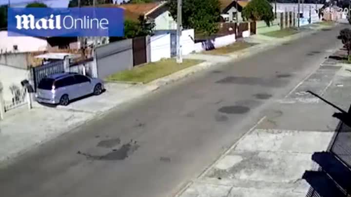 Video - Ô tô lộn nhiều vòng trên đường, tên trộm văng lên mái nhà dân