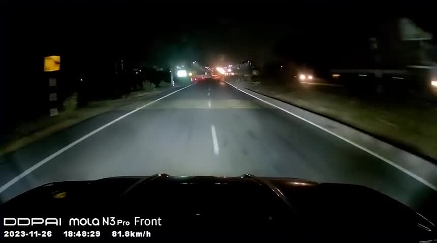Video - Clip: Tài xế ô tô đánh lái khẩn cấp, tránh xe máy cắt mặt sang đường