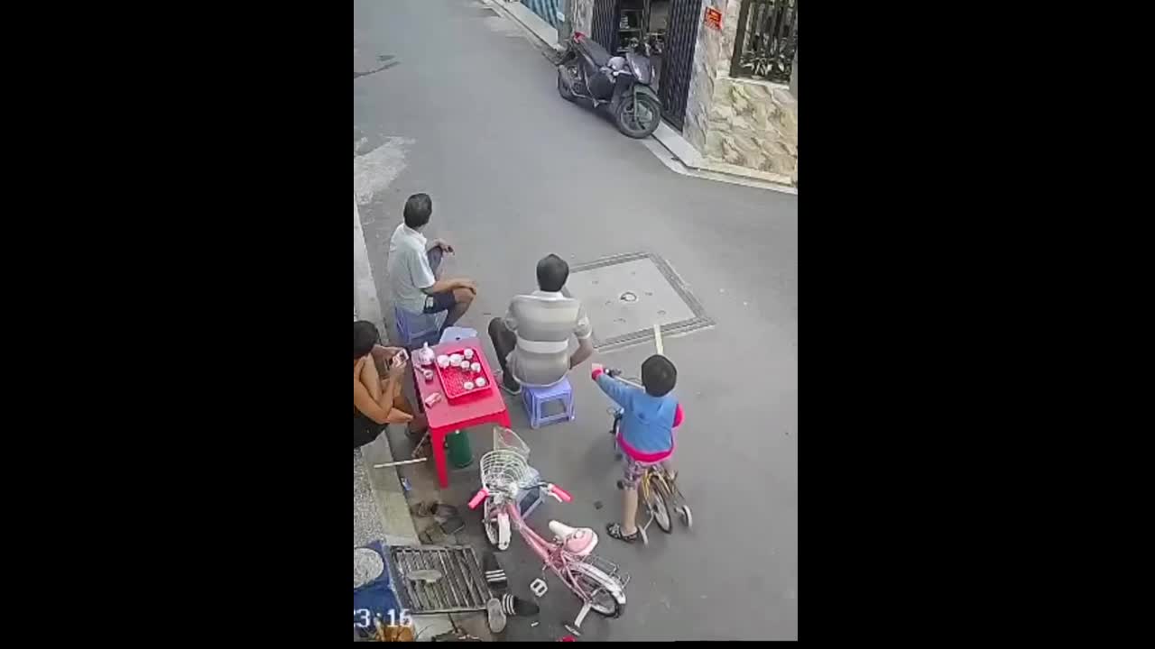 Video - Dừng xe quên tắt máy, trẻ vô tình vặn tay ga khiến cả ngõ kinh hãi