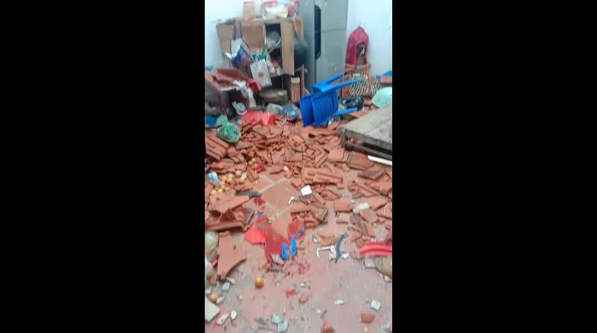 Video - Clip: Nhà dân ở Bắc Giang bất ngờ phát nổ, 1 người bị thương nặng