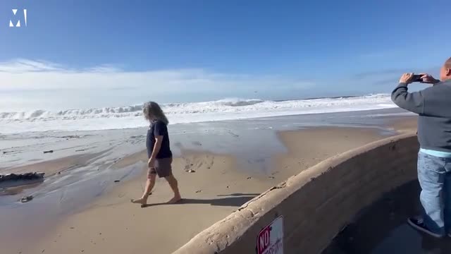 Video - Clip: Sóng dữ đánh vào bờ, người dân sợ hãi la hét bỏ chạy