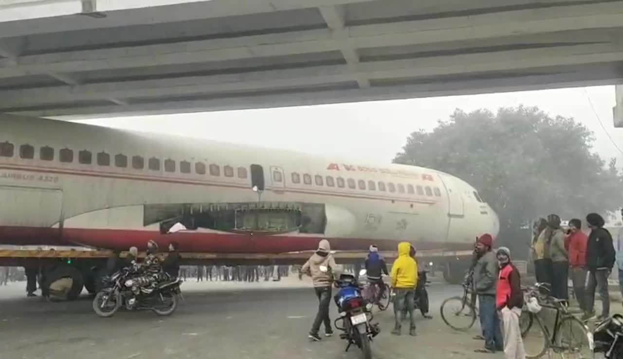 Video - Clip: Máy bay khổng lồ bất ngờ mắc kẹt dưới gầm cầu vượt