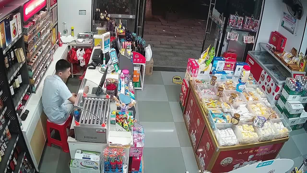 Video - Clip: Chủ cửa hàng 'tung cước' đạp vào xe ô tô của tên trộm thuốc lá