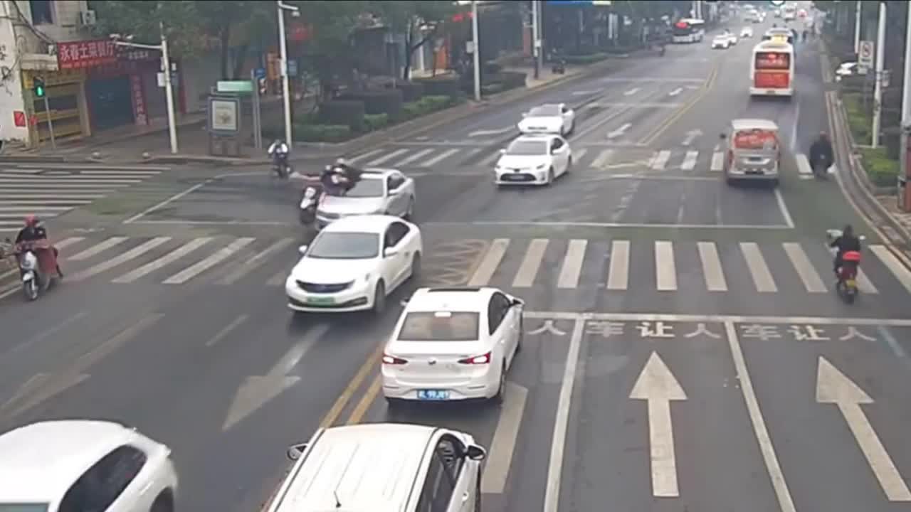 Video - Clip: Vượt đèn đỏ, 2 nữ sinh bay lên nóc ô tô sau va chạm